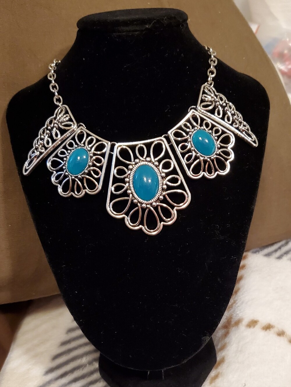 Georgous Turquoise Blue Necklace With Cabochons. Matching Earrings New - Picture 4 of 10